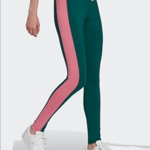 STRETCHY. "7OS-INSPIRED TIGHTS THAT
ARE MADE TO MOVE IN BOLD STYLE.